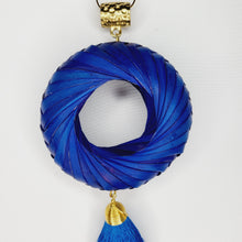 Cargar imagen en el visor de la galería, Collar Aro de Palma Azul Rey

