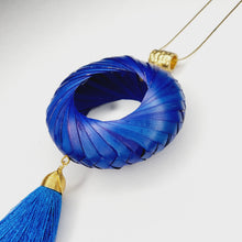 Cargar imagen en el visor de la galería, Collar Aro de Palma Azul Rey
