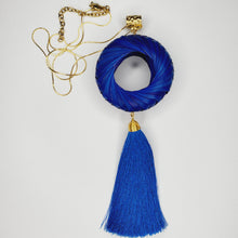 Cargar imagen en el visor de la galería, Collar Aro de Palma Azul Rey
