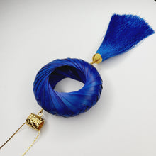 Cargar imagen en el visor de la galería, Collar Aro de Palma Azul Rey
