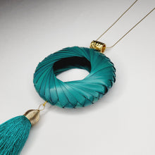 Cargar imagen en el visor de la galería, Collar Aro de Palma Aqua
