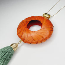 Cargar imagen en el visor de la galería, Collar Aro de Palma Naranja
