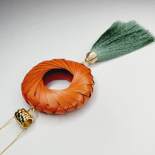 Cargar imagen en el visor de la galería, Collar Aro de Palma Naranja
