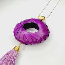 Cargar imagen en el visor de la galería, Collar Aro de Palma Bugambilia
