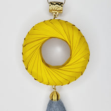Cargar imagen en el visor de la galería, Collar Aro de Palma Amarillo
