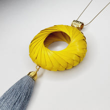 Cargar imagen en el visor de la galería, Collar Aro de Palma Amarillo
