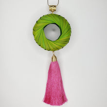 Cargar imagen en el visor de la galería, Collar Aro de Palma Verde Limón
