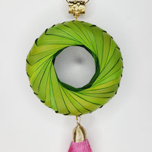Cargar imagen en el visor de la galería, Collar Aro de Palma Verde Limón
