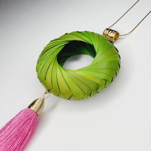Cargar imagen en el visor de la galería, Collar Aro de Palma Verde Limón
