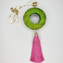 Cargar imagen en el visor de la galería, Collar Aro de Palma Verde Limón
