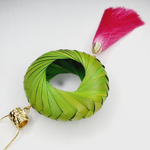 Cargar imagen en el visor de la galería, Collar Aro de Palma Verde Limón
