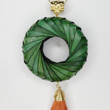 Cargar imagen en el visor de la galería, Collar Aro de Palma Verde
