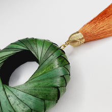 Cargar imagen en el visor de la galería, Collar Aro de Palma Verde
