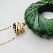 Cargar imagen en el visor de la galería, Collar Aro de Palma Verde
