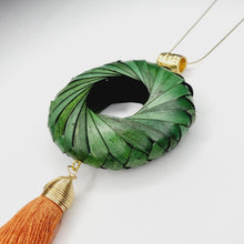 Cargar imagen en el visor de la galería, Collar Aro de Palma Verde
