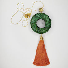 Cargar imagen en el visor de la galería, Collar Aro de Palma Verde
