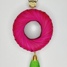 Cargar imagen en el visor de la galería, Collar Aro de Palma Rosa
