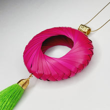 Cargar imagen en el visor de la galería, Collar Aro de Palma Rosa
