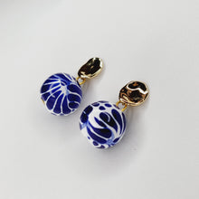 Charger l&#39;image dans la galerie, Boucles d&#39;oreilles coeur Talavera bleues
