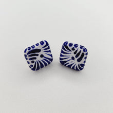 Cargar imagen en el visor de la galería, Aretes Cubo Talavera
