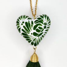 Cargar imagen en el visor de la galería, Corazón chico Talavera verde seco

