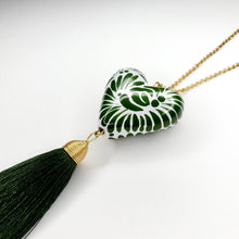 Cargar imagen en el visor de la galería, Corazón chico Talavera verde seco
