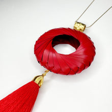 Cargar imagen en el visor de la galería, Collar Aro de Palma Rojo
